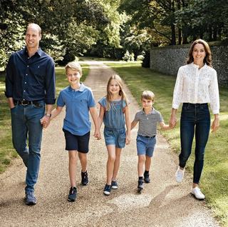 body language in kate and william's 2022 christmas card body language in kate and william's 2022 christmas card